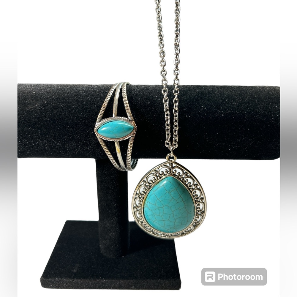 Faux Turquoise‎ and Silver tone Chain with Pendant and Bracelet Combo